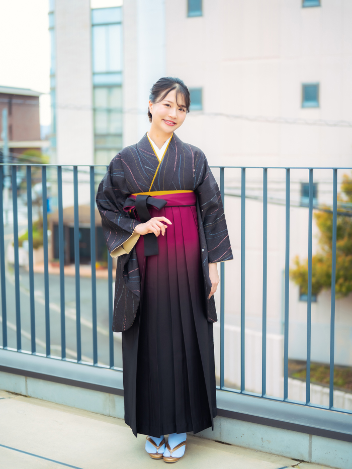 後ろ姿の女性教員