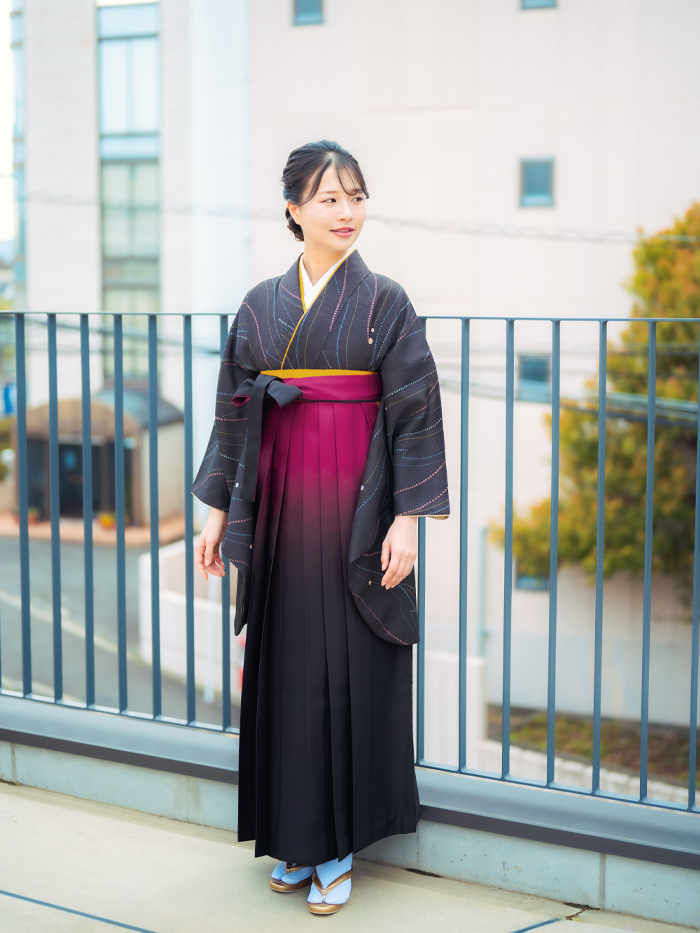 卒業袴で嬉しそうな笑顔の先生