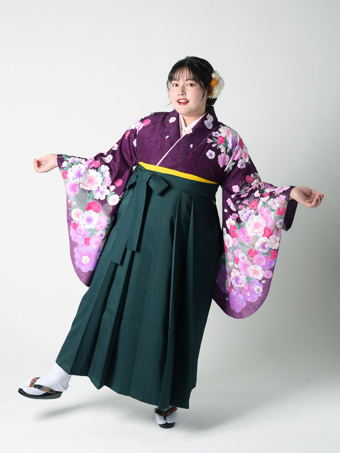 卒業袴で嬉しそうな笑顔の先生