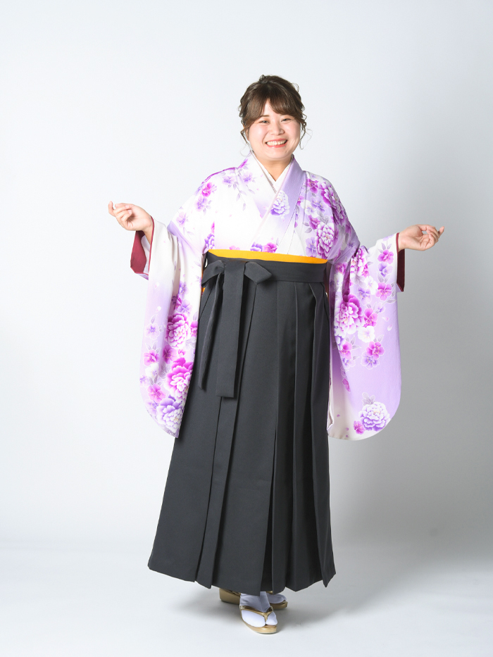 ふくよかな先生の卒業式での立ち姿