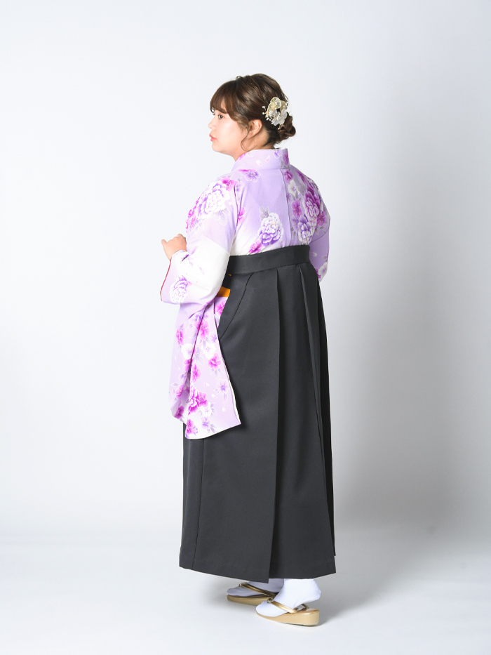 後ろ姿の女性教員