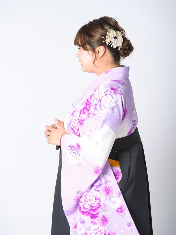 卒業袴で嬉しそうな笑顔の先生