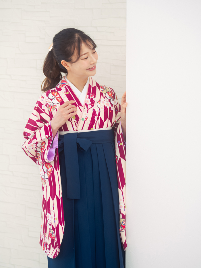 卒業袴で嬉しそうな笑顔の先生
