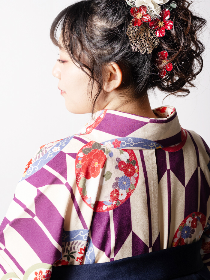 卒業袴で嬉しそうな笑顔の先生