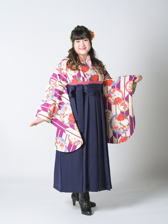 ふくよかな先生の卒業式での立ち姿