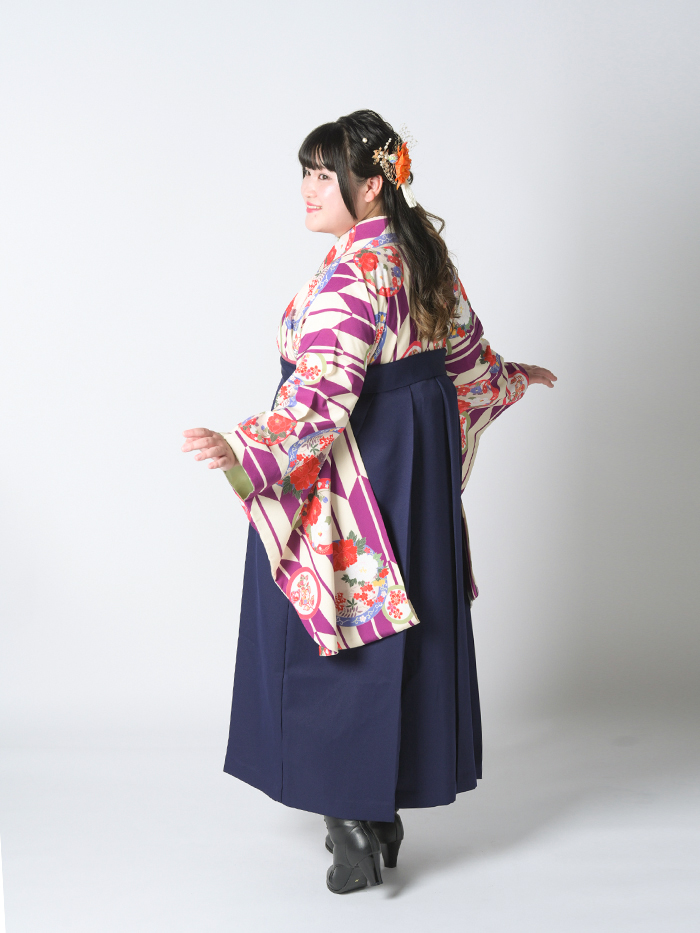 後ろ姿の女性教員