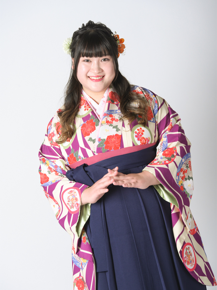 卒業袴で嬉しそうな笑顔の先生