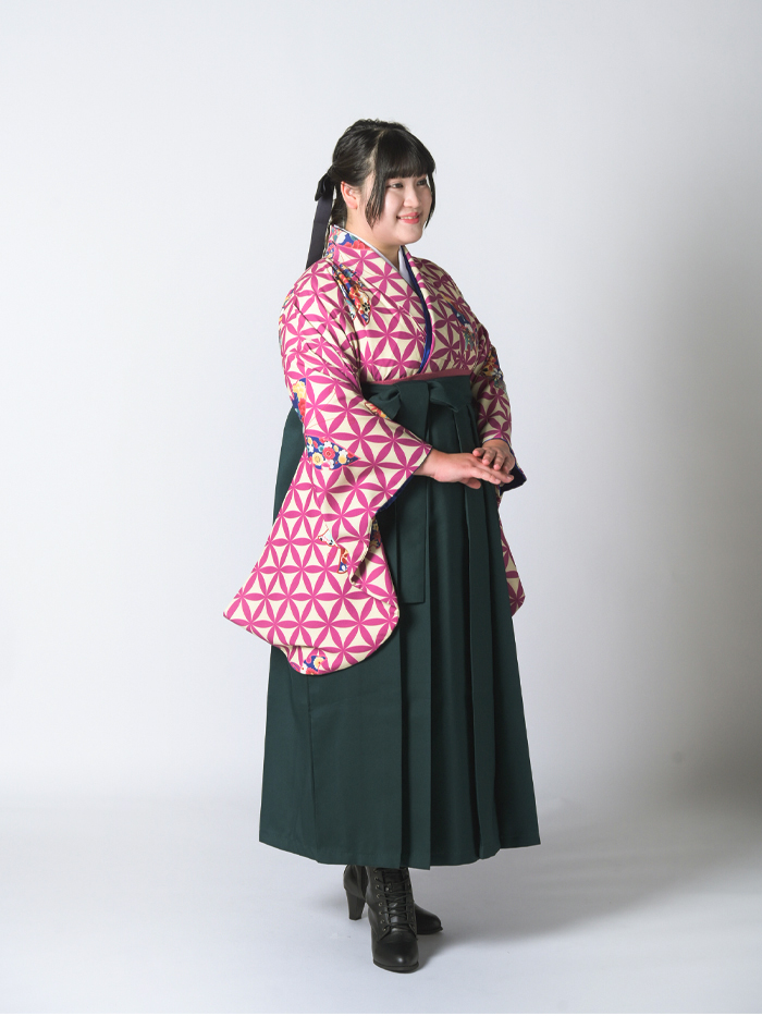ふくよかな先生の卒業式での立ち姿