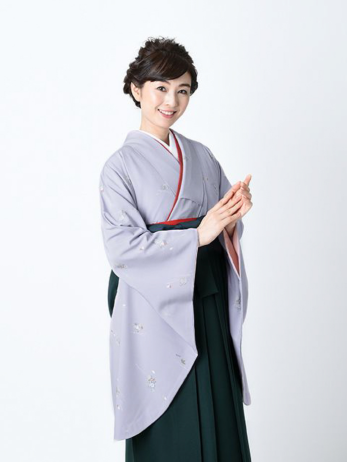 卒業袴で嬉しそうな笑顔の先生