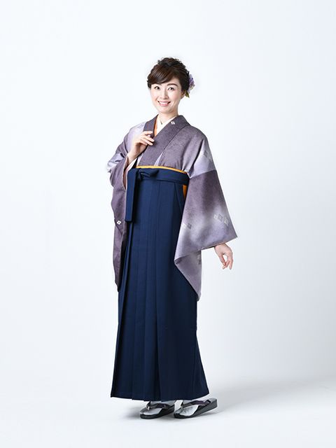 卒業袴で嬉しそうな笑顔の先生