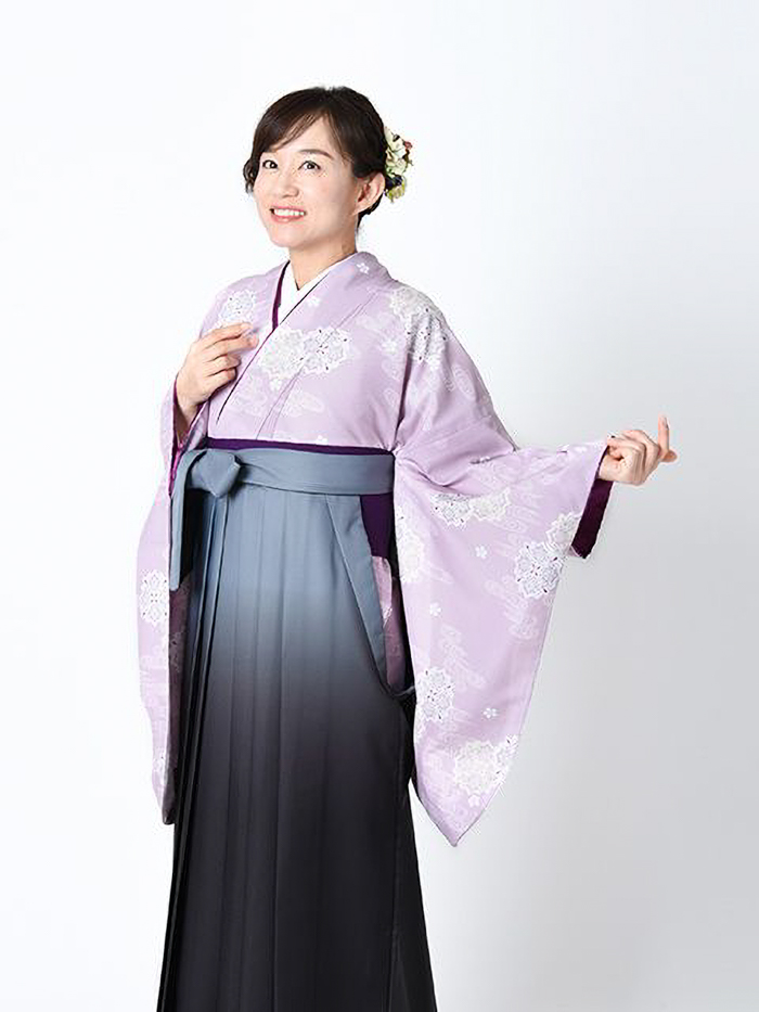卒業袴で嬉しそうな笑顔の先生