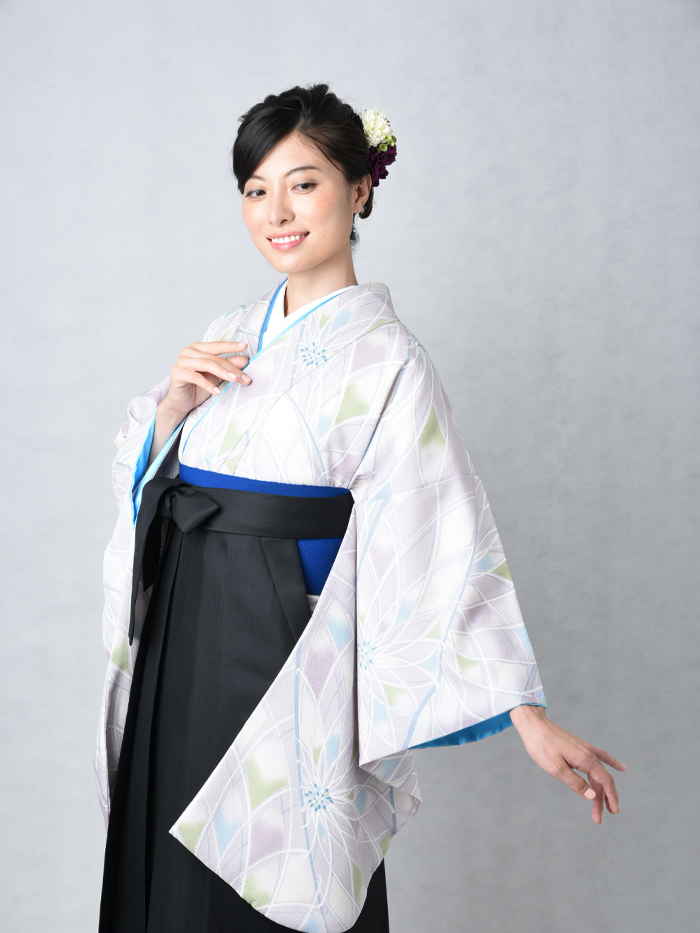 卒業袴姿の女性教員の全身