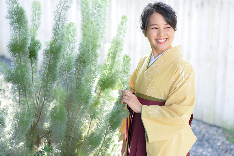 【2024年卒業式】20代の先生に人気の袴レンタル