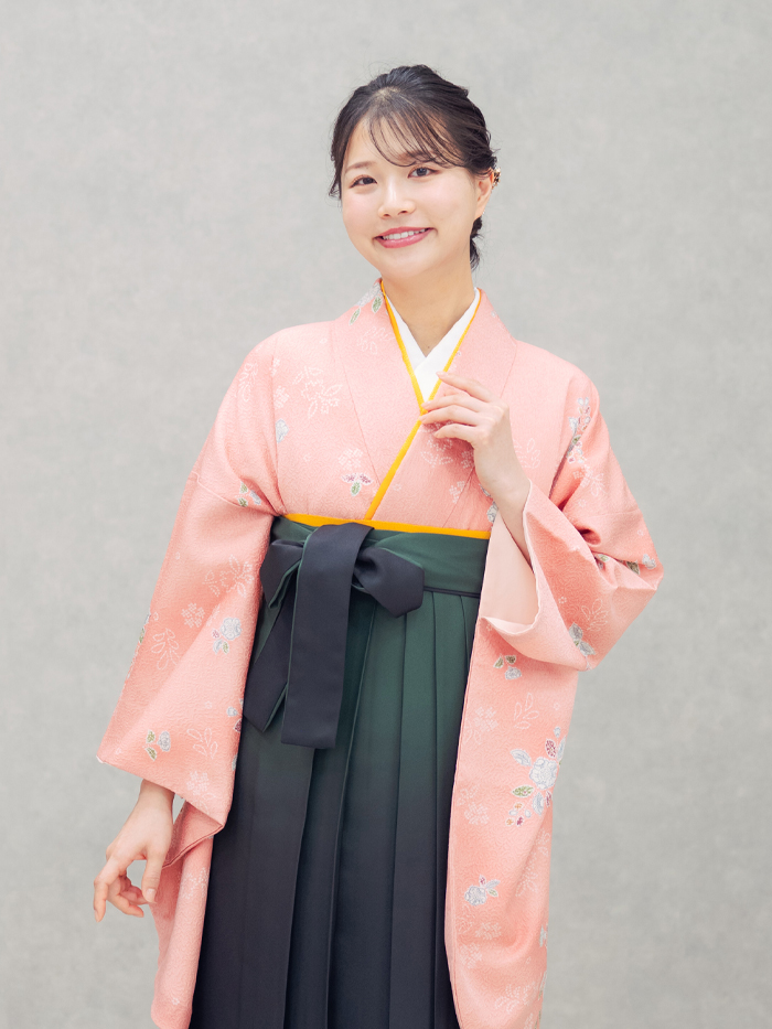 30代の女性教員にもピンクは人気。レンタル袴ランキング第5位