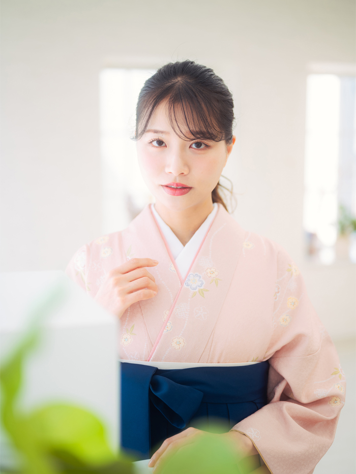 30代の女性教員に人気のピンク×紺のコーディネート。レンタル袴ランキング第2位