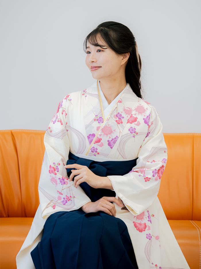 30代の教員からも支持される。柄物着物と紺の組み合わせ。人気のレンタル袴ランキング3位