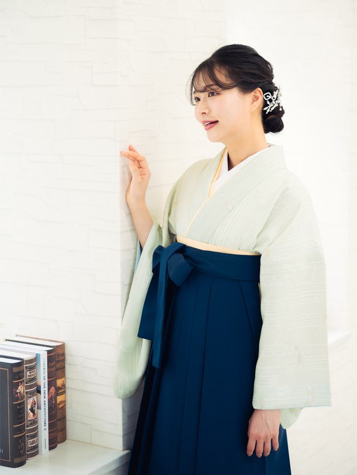 50代教員に人気。一色三寸の着物と紺無地袴。レンタル袴3位