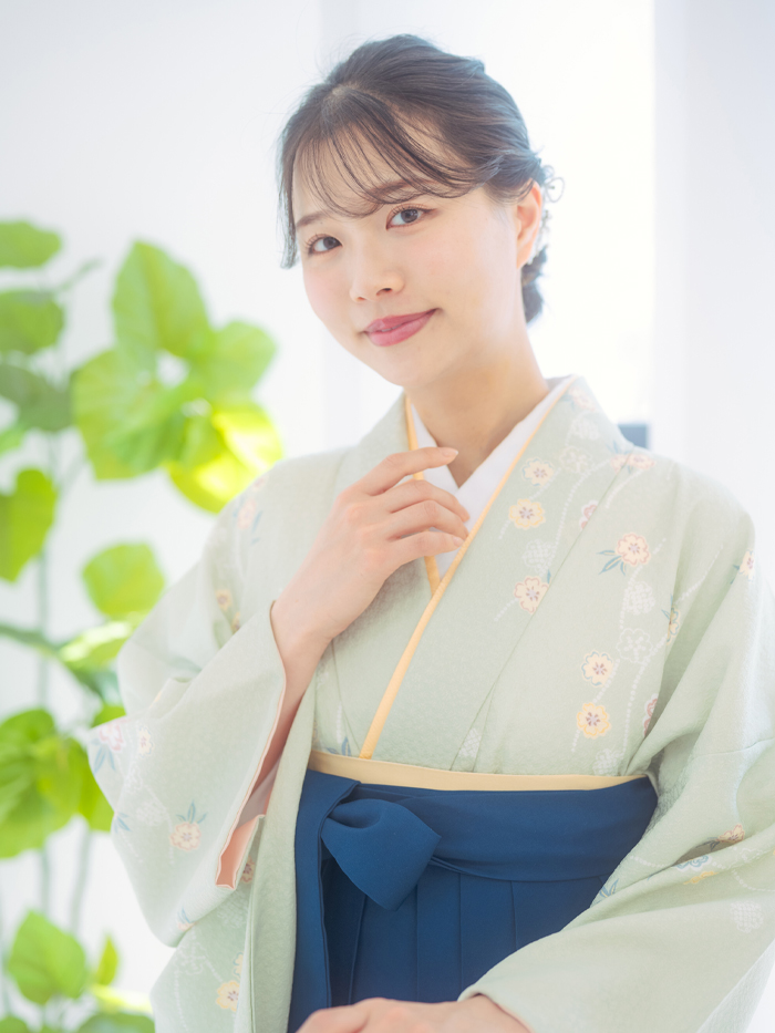 40代の教員保育士に人気の袴レンタル。落ち着いた緑と紺無地袴。ランキング4位