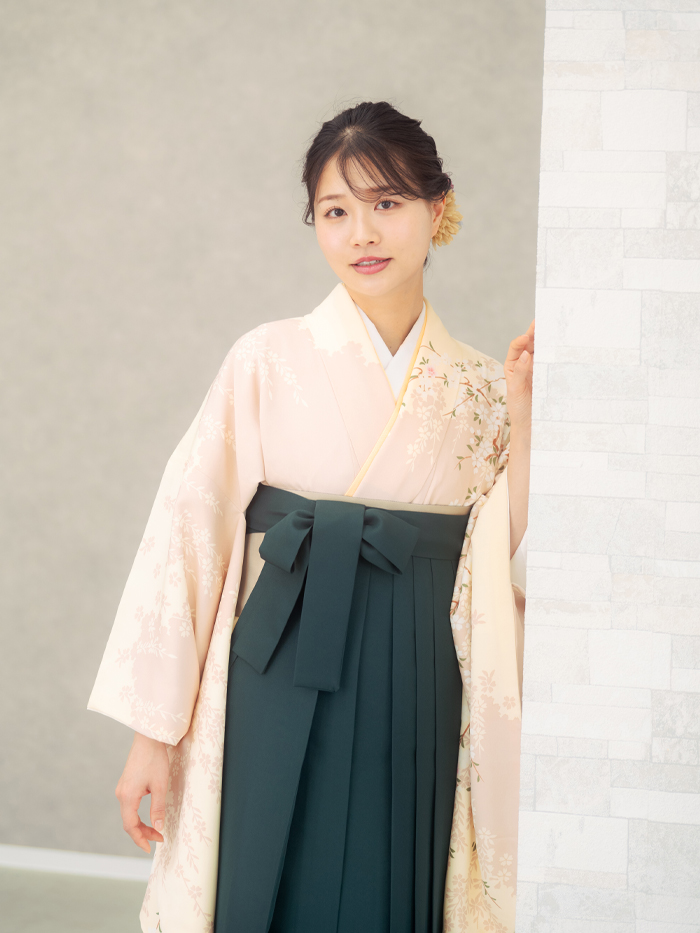 20代の女性教員に人気のレンタル袴。クリーム色の着物とモスグリーン色のハカマ。ランキング第三位