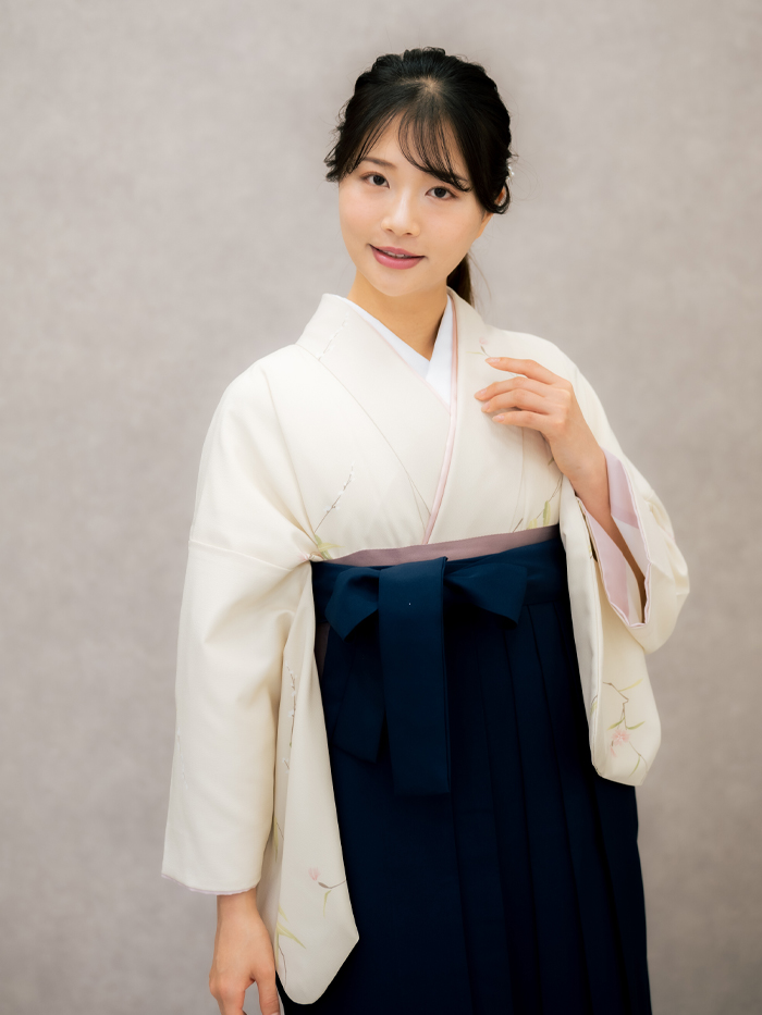 30代の教員にクリームの着物と紺無地袴。人気のレンタル袴ランキング第4位