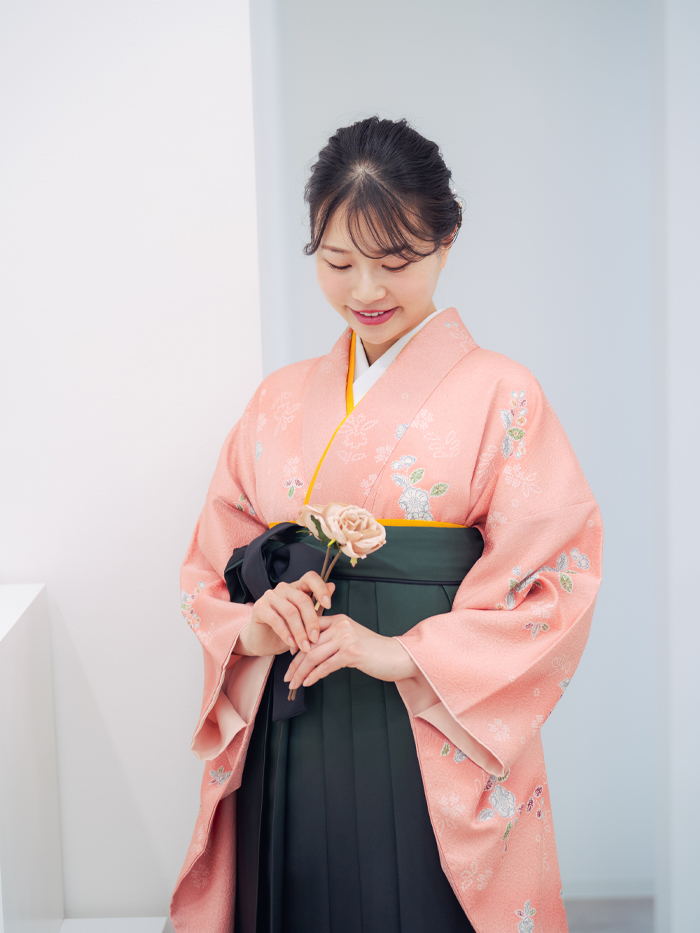 ピンク地辻桜とグリーン黒ぼかし袴のコーディネート