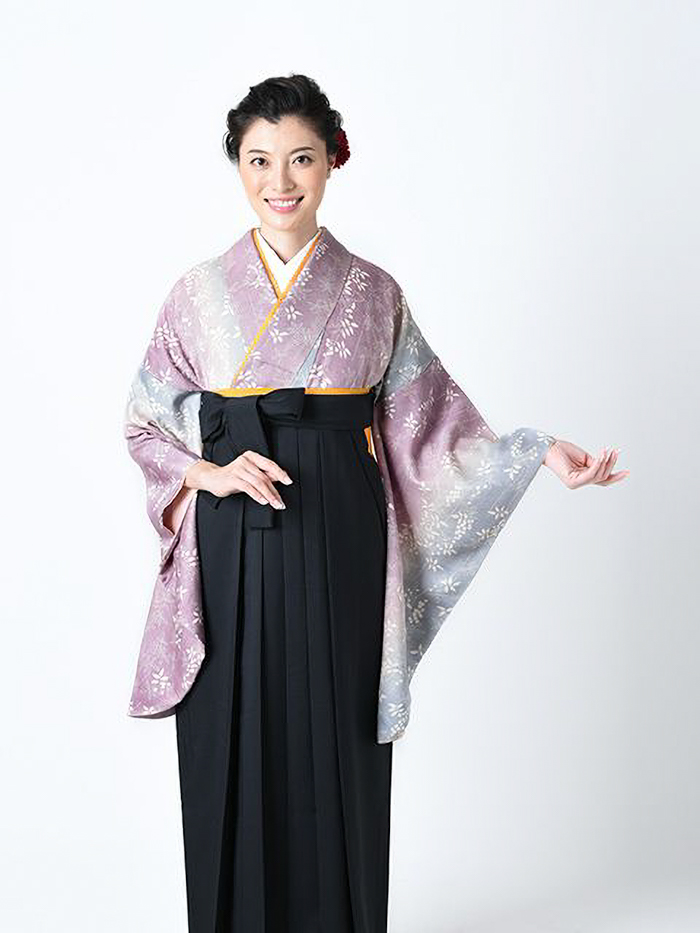 南天景色と黒無地袴のコーディネート