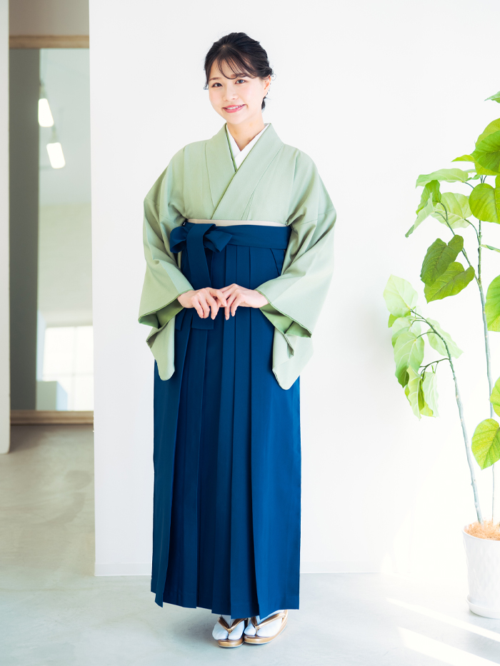抹茶地サメ小紋と紺無地袴のコーディネート