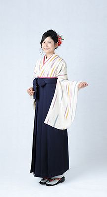 白地の着物と紺ハカマ