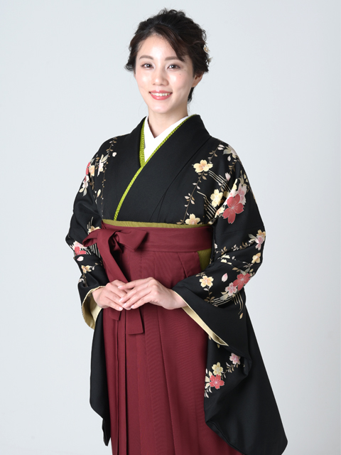 黒着物とエンジの袴で教員の卒業式