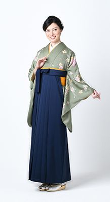 ひわ色の着物にピンクのお花。